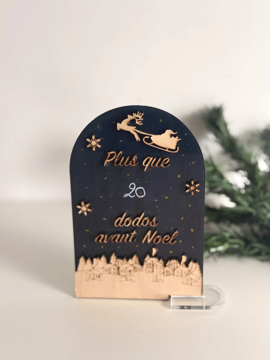 Compte à rebours de Noël bleu nuit en plexi et bois, posé debout
