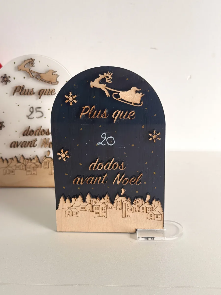 Compte à rebours de Noël bleu nuit devant un modèle blanc