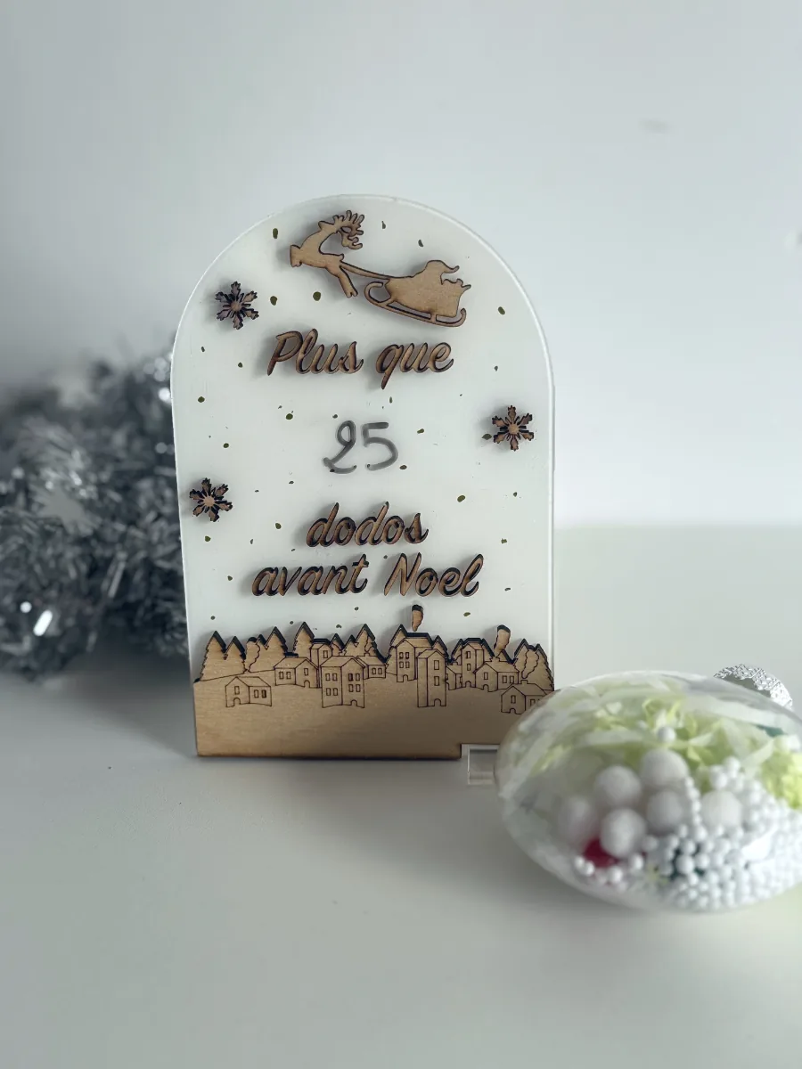 Compte à rebours de Noël blanc à côté d'une guirlande argentée