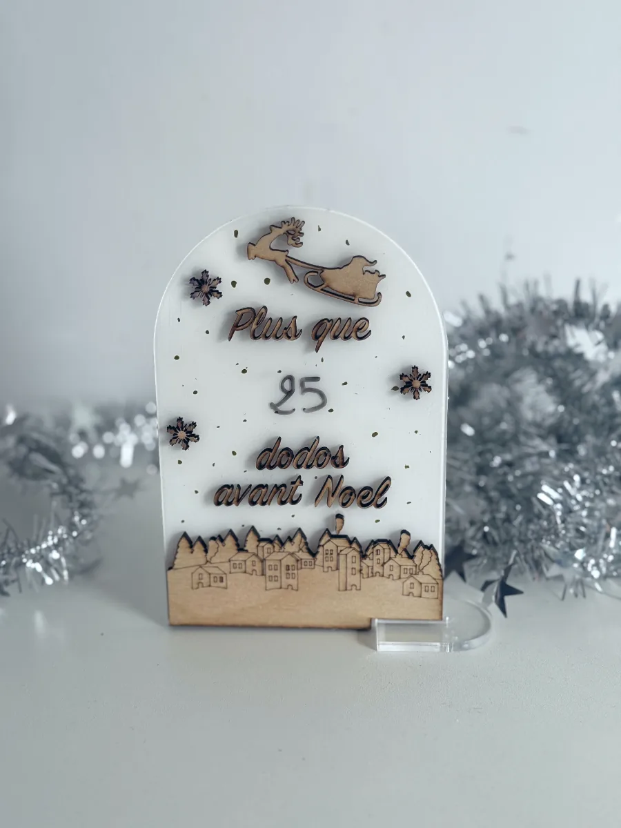 Arche compte à rebours de Noël blanche avec guirlande argentée