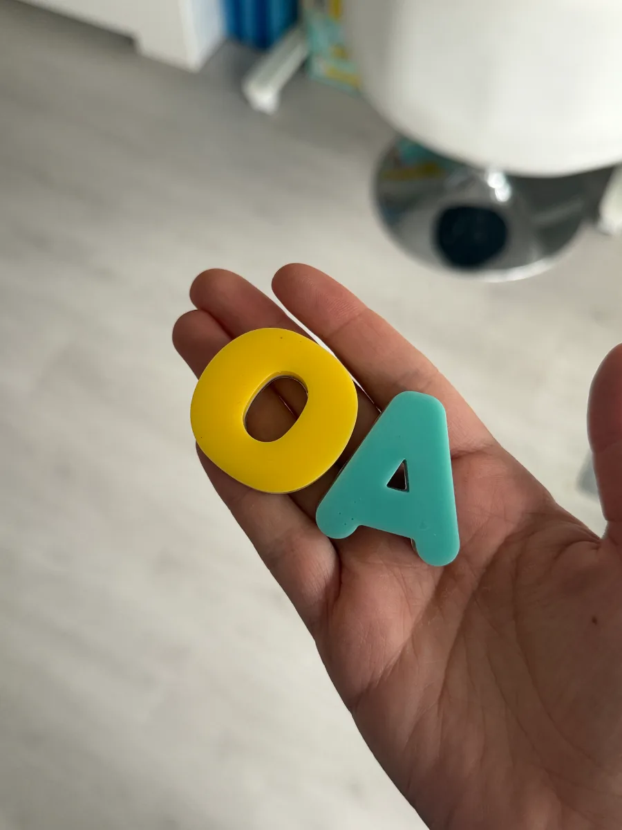 Lettres O et A en résine jaune et turquoise, face colorée