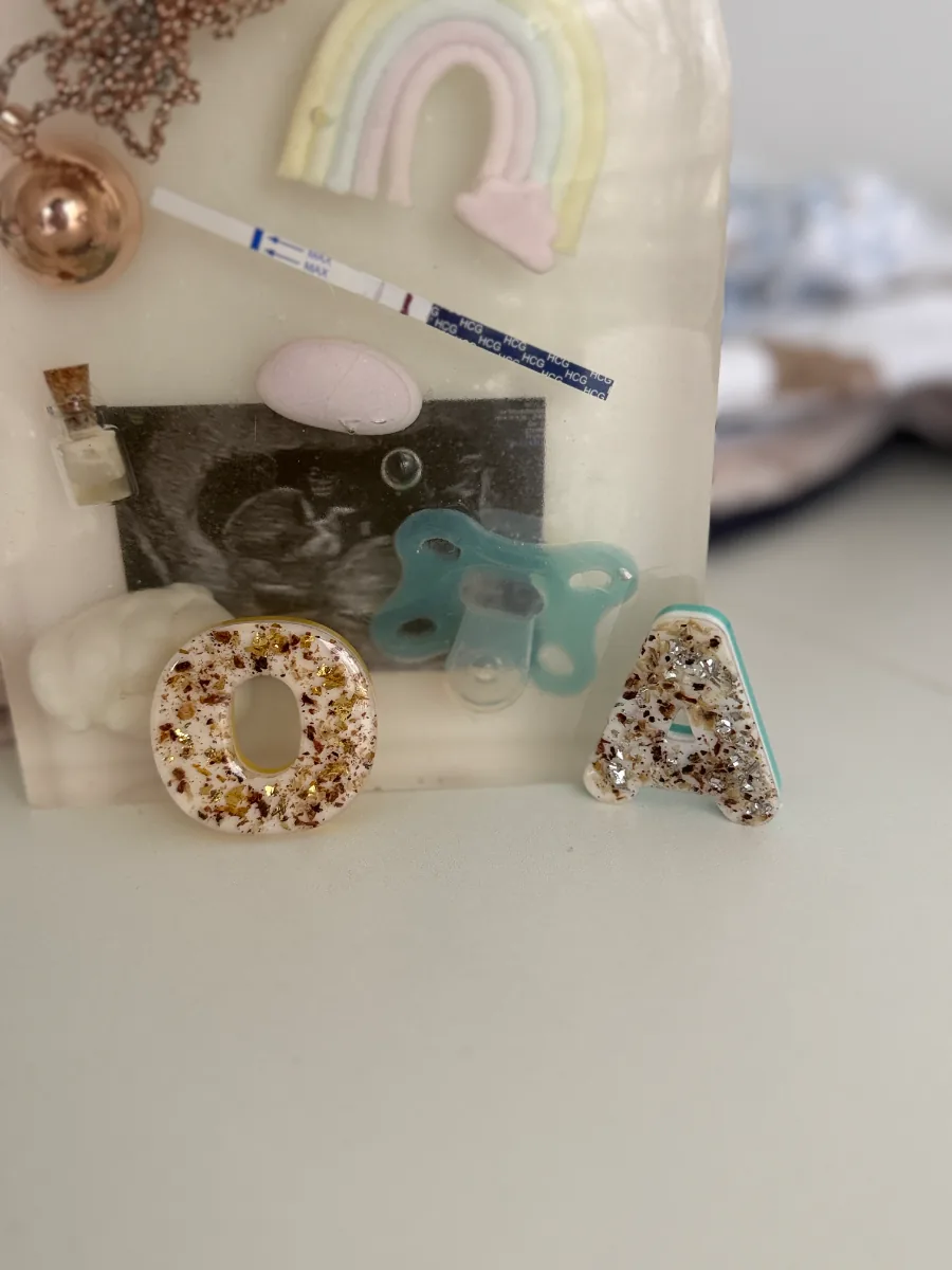 Initiales au cordon ombilical avec échographie et souvenirs de naissance