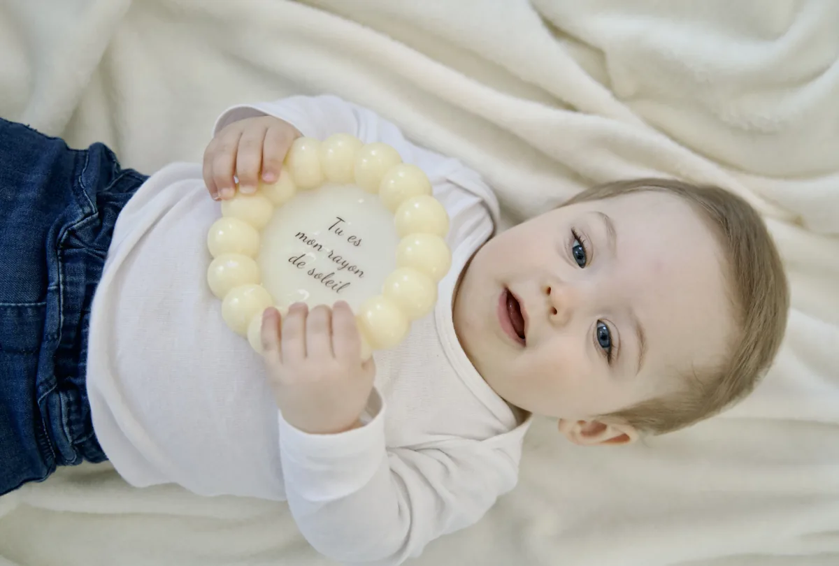 Bébé tenant un plateau en résine crème portant le message Tu es mon rayon de soleil