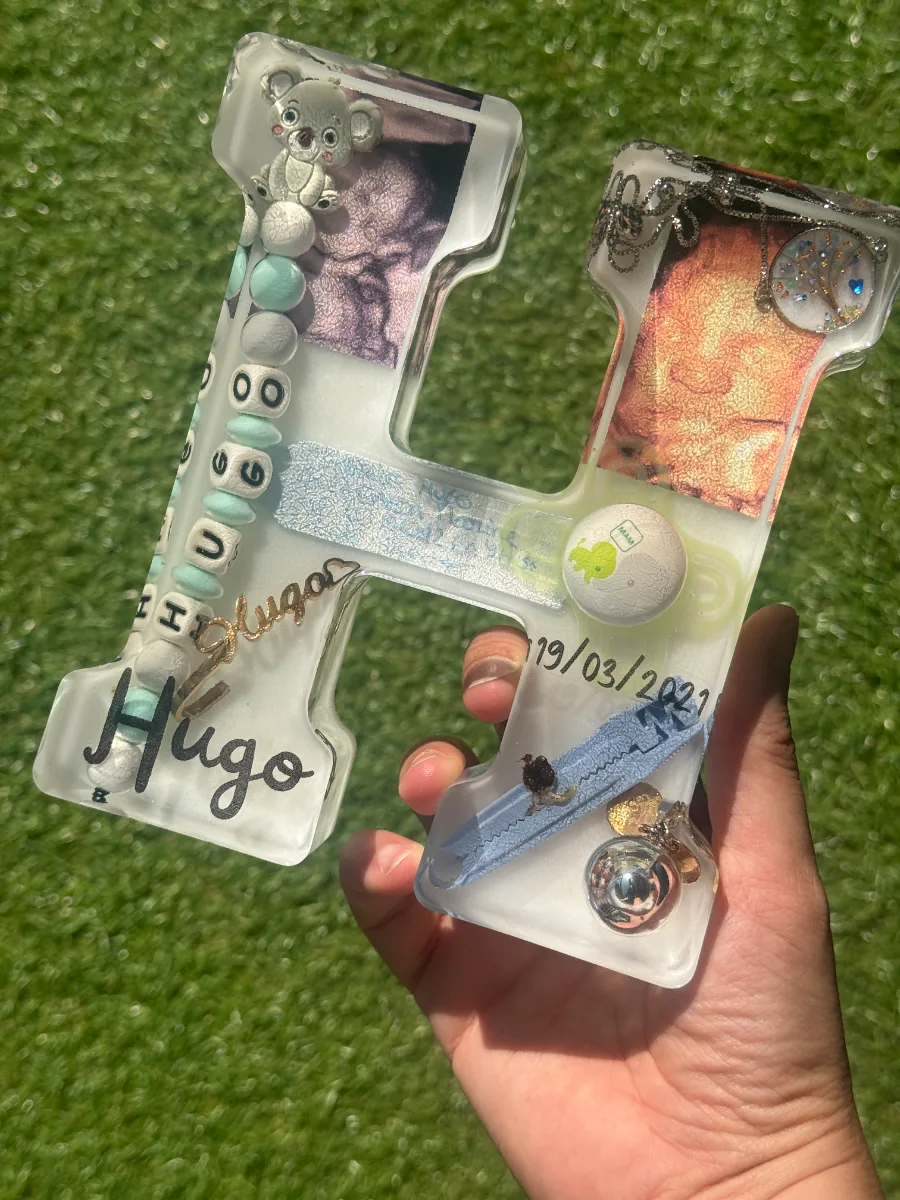 Lettre H en résine au prénom Hugo avec tétine, bracelet et photos