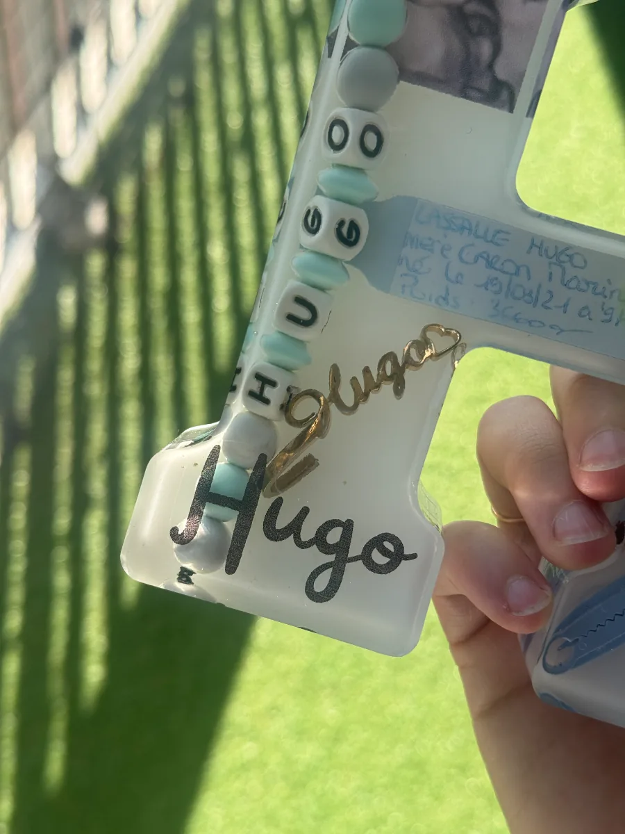 Lettre H personnalisée Hugo en résine avec date de naissance