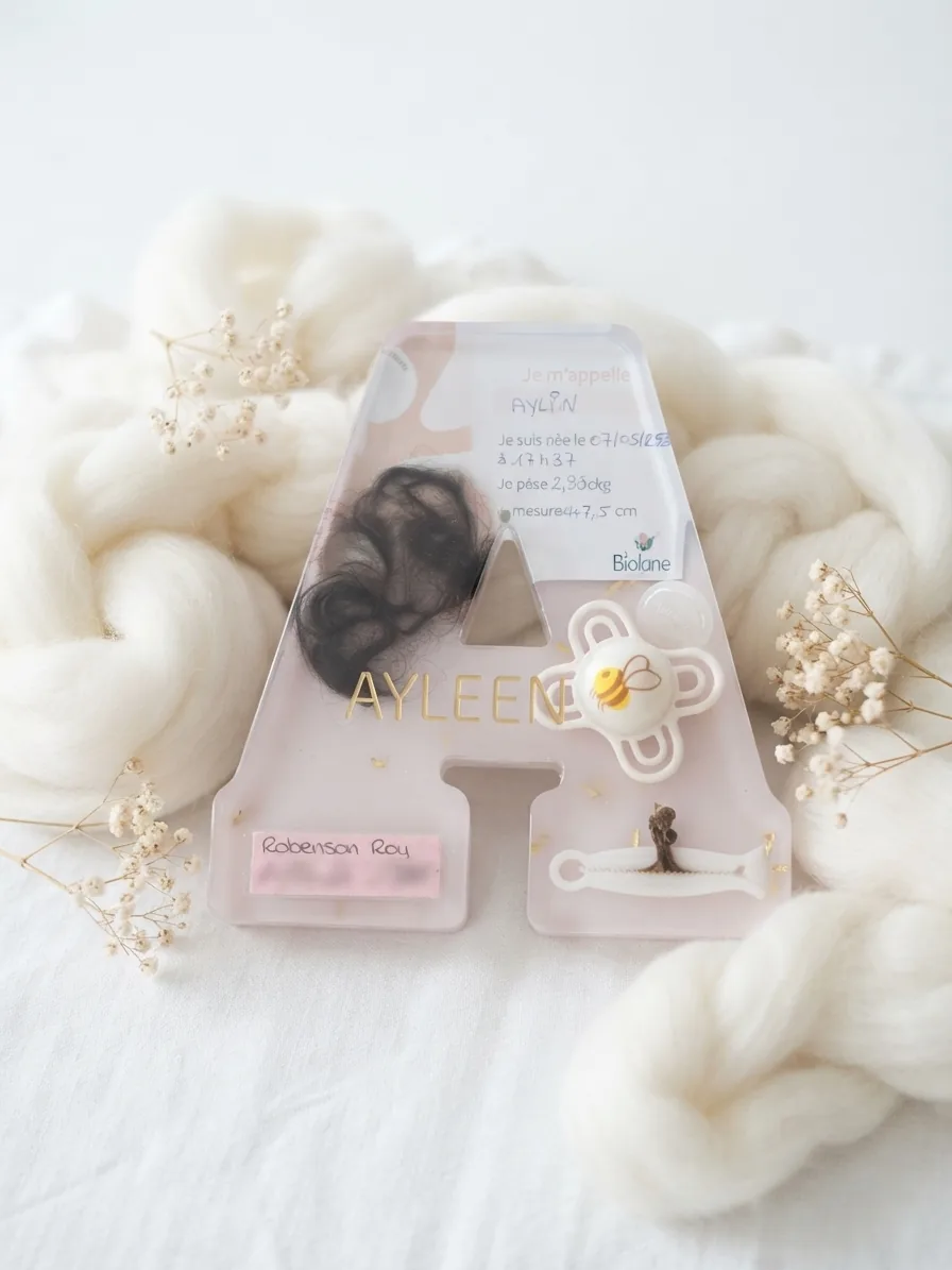 Lettre de naissance en résine avec accessoires de bébé et échographie