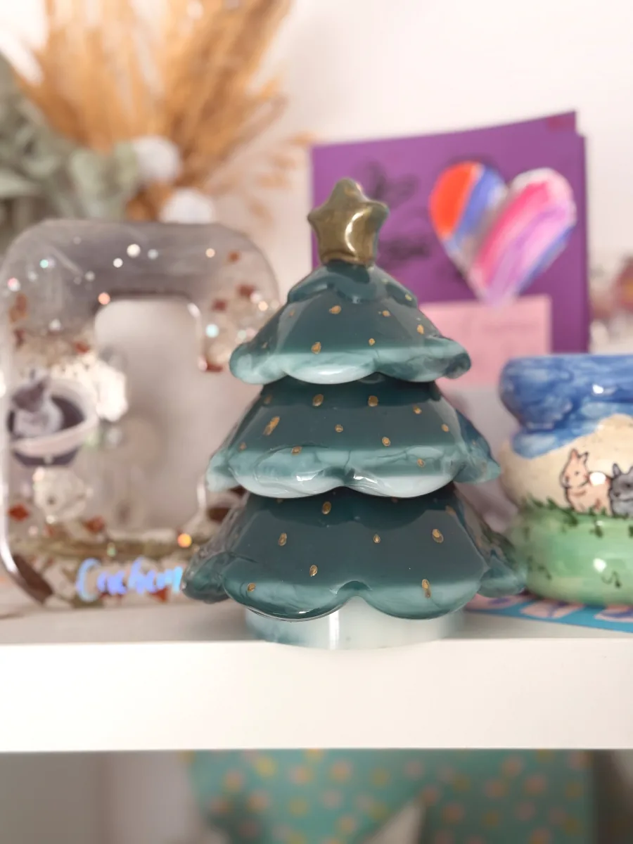 Sapin de Noël boîte à bijoux posé sur une étagère décorée