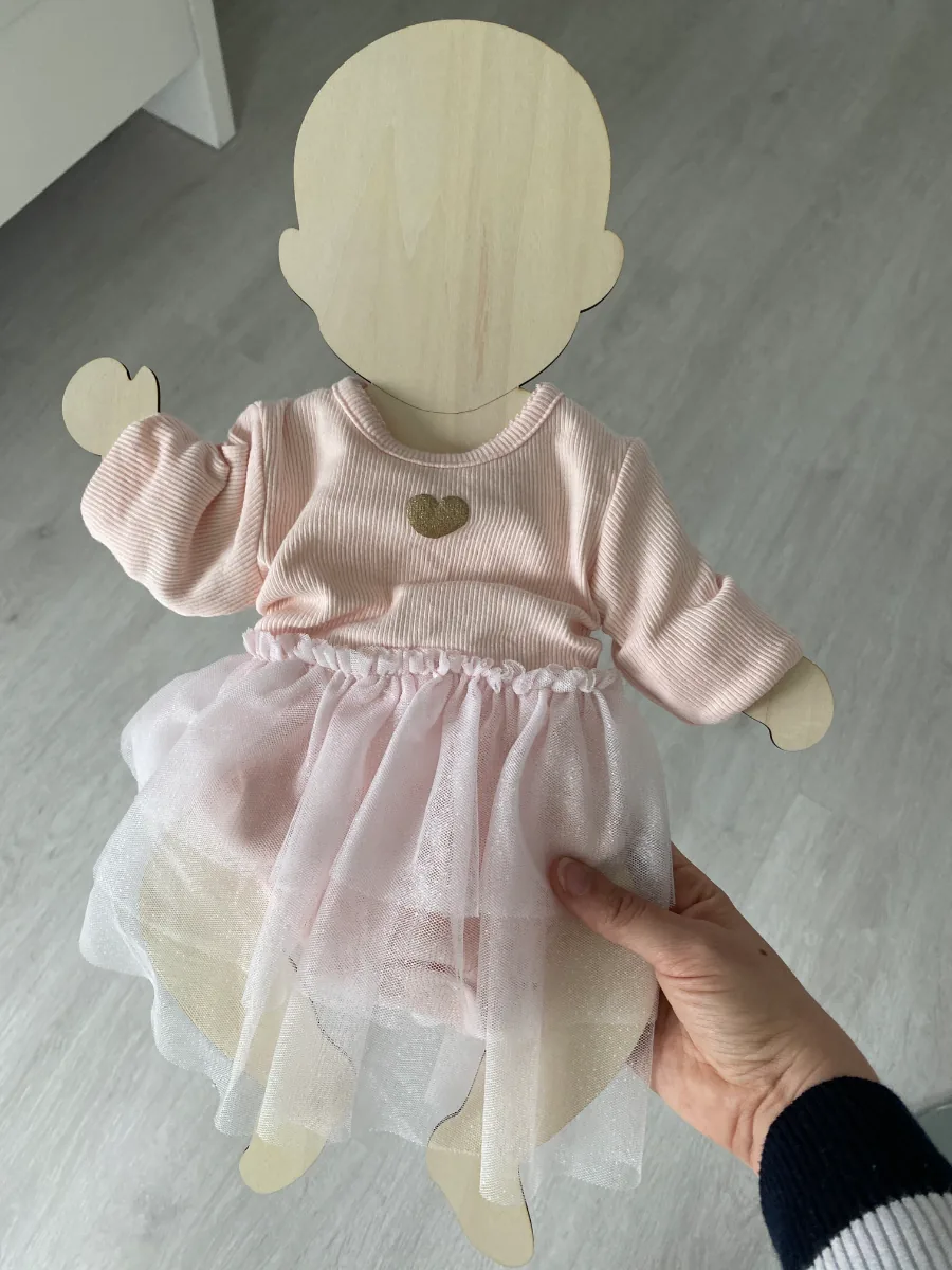 Support en bois habillé d'une robe tutu de bébé