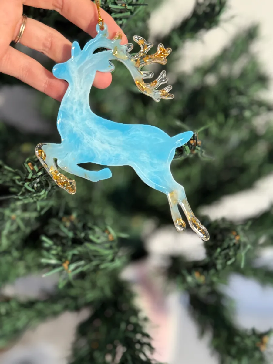 Suspension cerf de Noël bleu ciel en résine, vue de profil