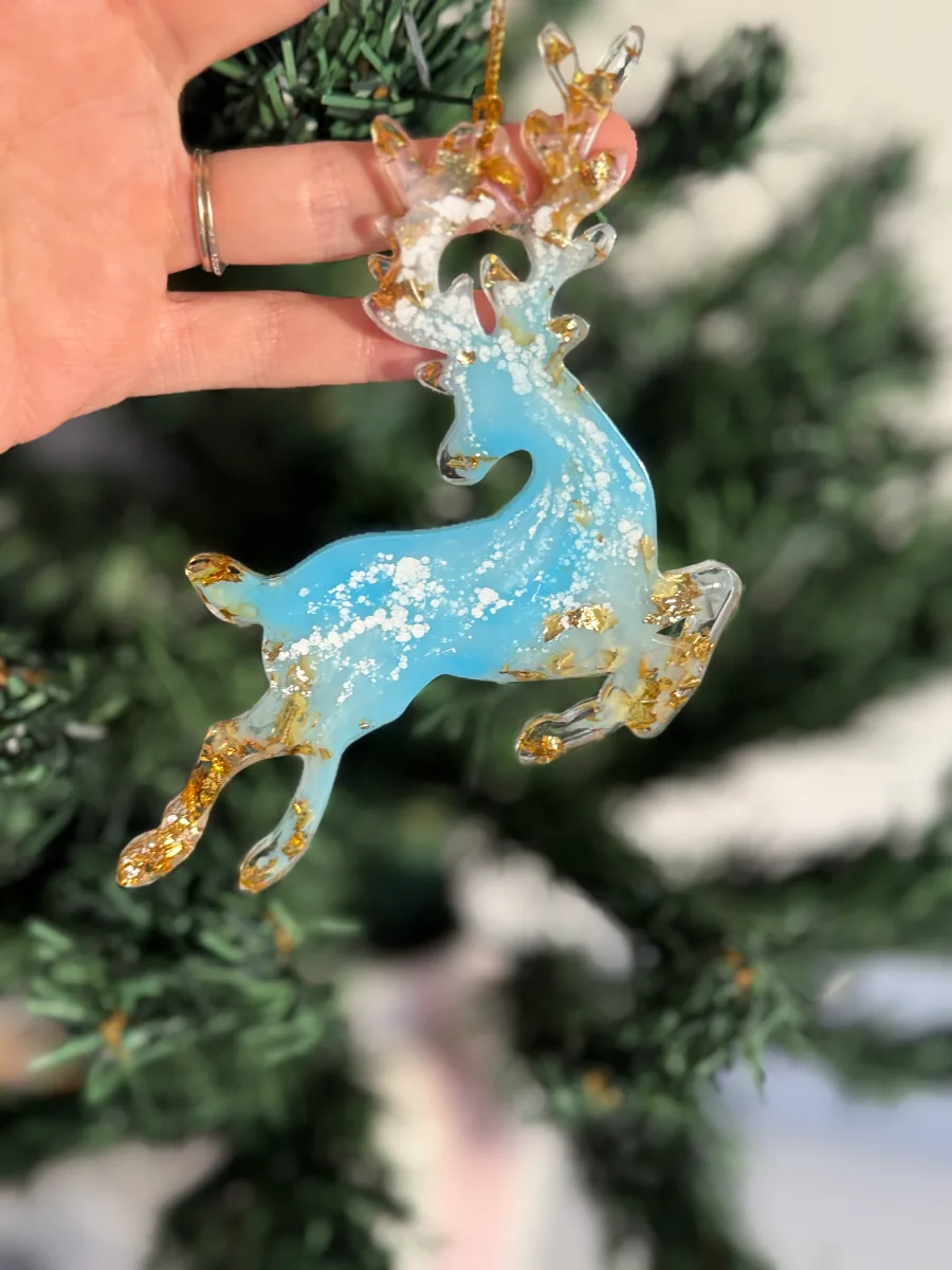 Cerf de Noël en résine bleu et feuilles d'or, vue rapprochée