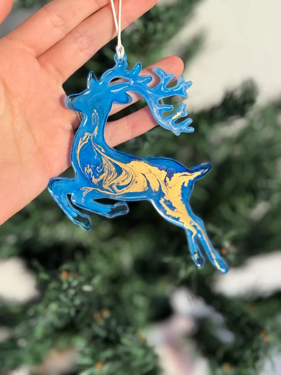 Cerf de Noël bleu roi marbré d'or, suspendu