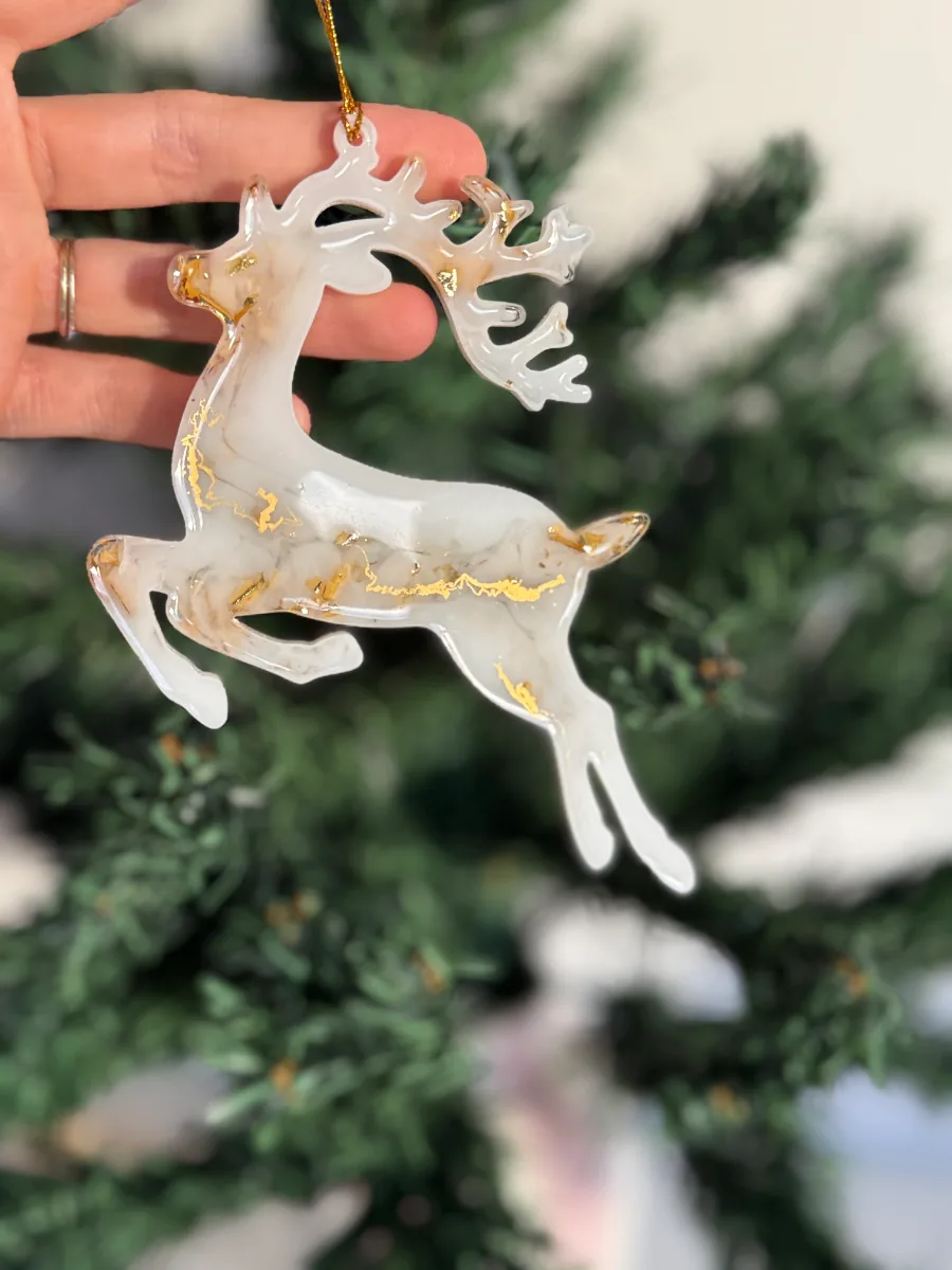 Cerf de Noël blanc et or en résine, vue de profil