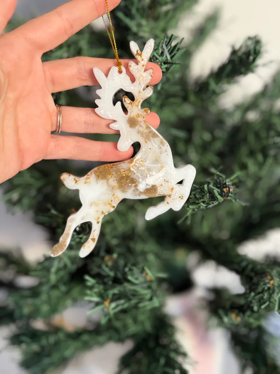 Cerf de Noël en résine blanche et dorée bondissant