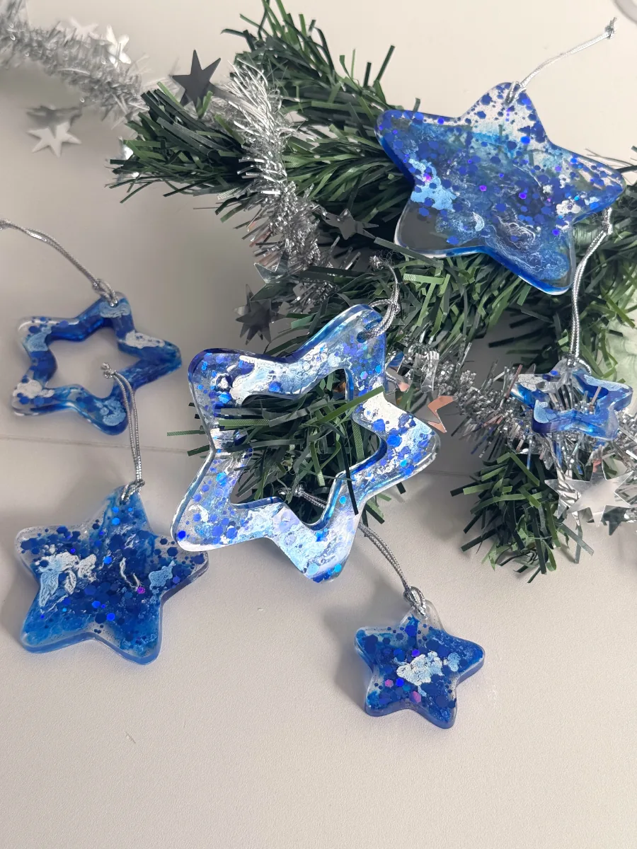 Étoiles de Noël en résine transparente et bleu roi avec des paillettes
