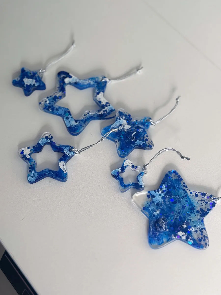 Lot de six étoiles de Noël bleu roi et transparent, vue de dessus