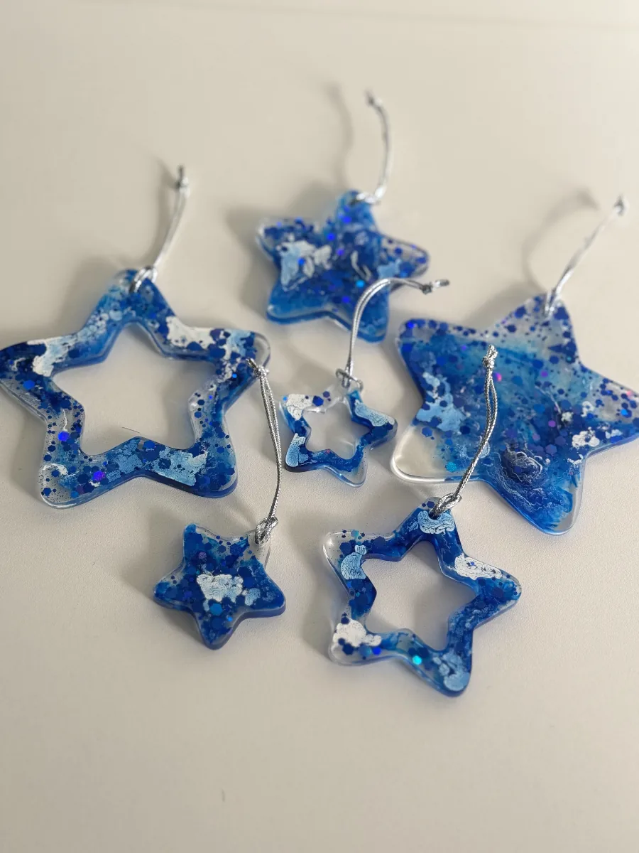 Étoiles de Noël en résine bleu roi, pleines et ajourées, avec leurs attaches