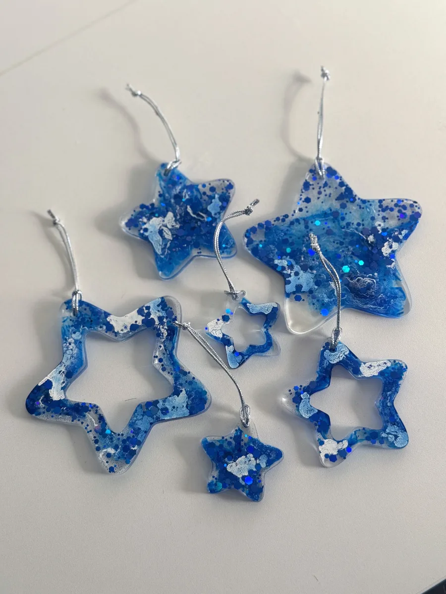 Six étoiles de Noël bleu roi et transparent disposées à plat