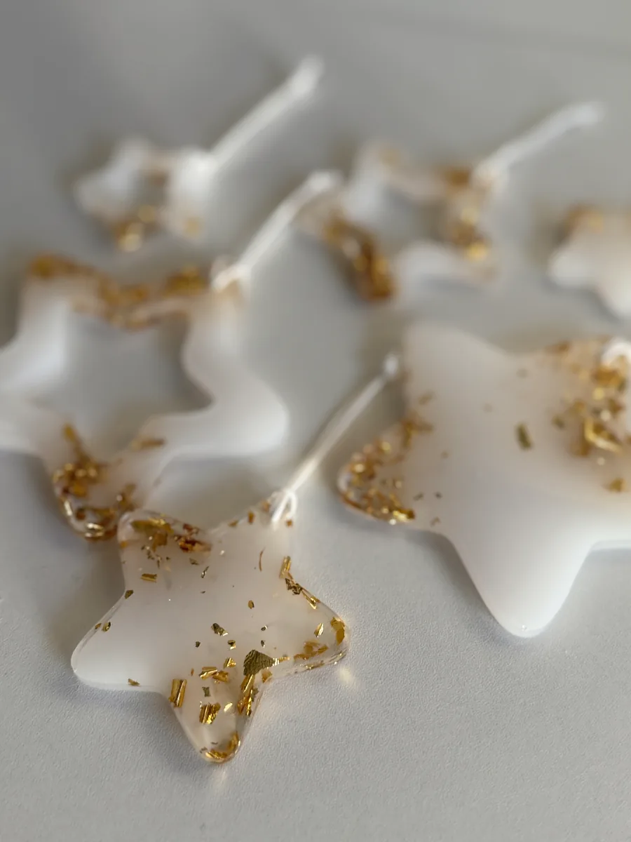 Étoiles de Noël blanches à feuilles d'or, pleines et ajourées