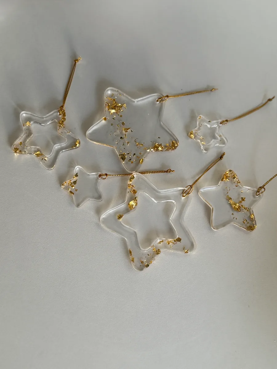 Étoiles de Noël en résine transparente et feuilles d'or