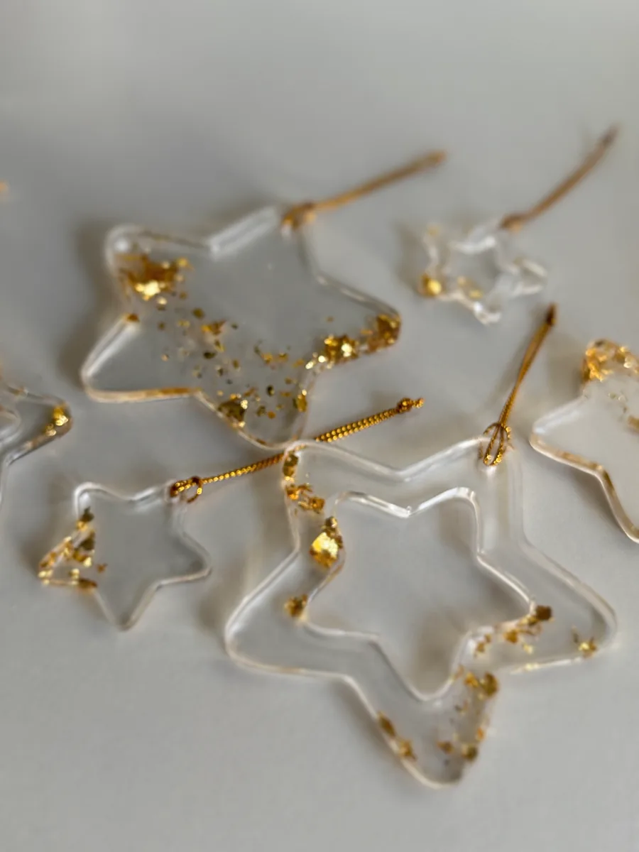 Lot d'étoiles transparentes à feuilles d'or avec attaches dorées