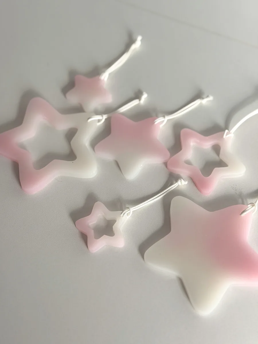 Étoiles de Noël en résine dégradé rose et blanc, pleines et ajourées