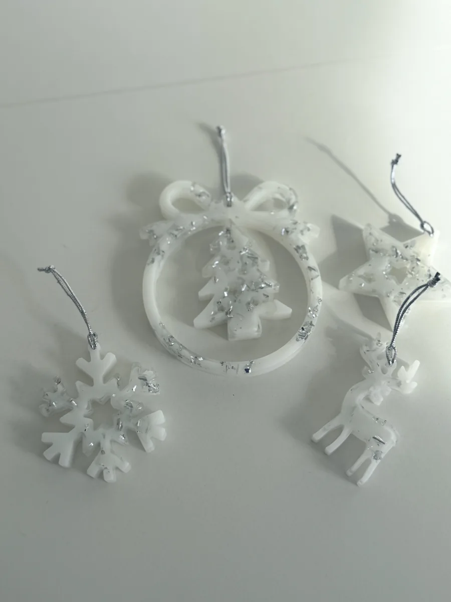 Lot de quatre suspensions de Noël en résine blanche nacrée