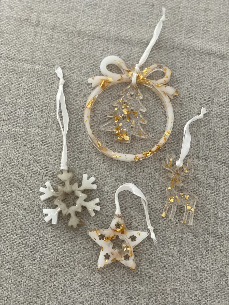 Suspensions de Noël blanches et dorées : boule à nœud, flocon, étoile et cerf