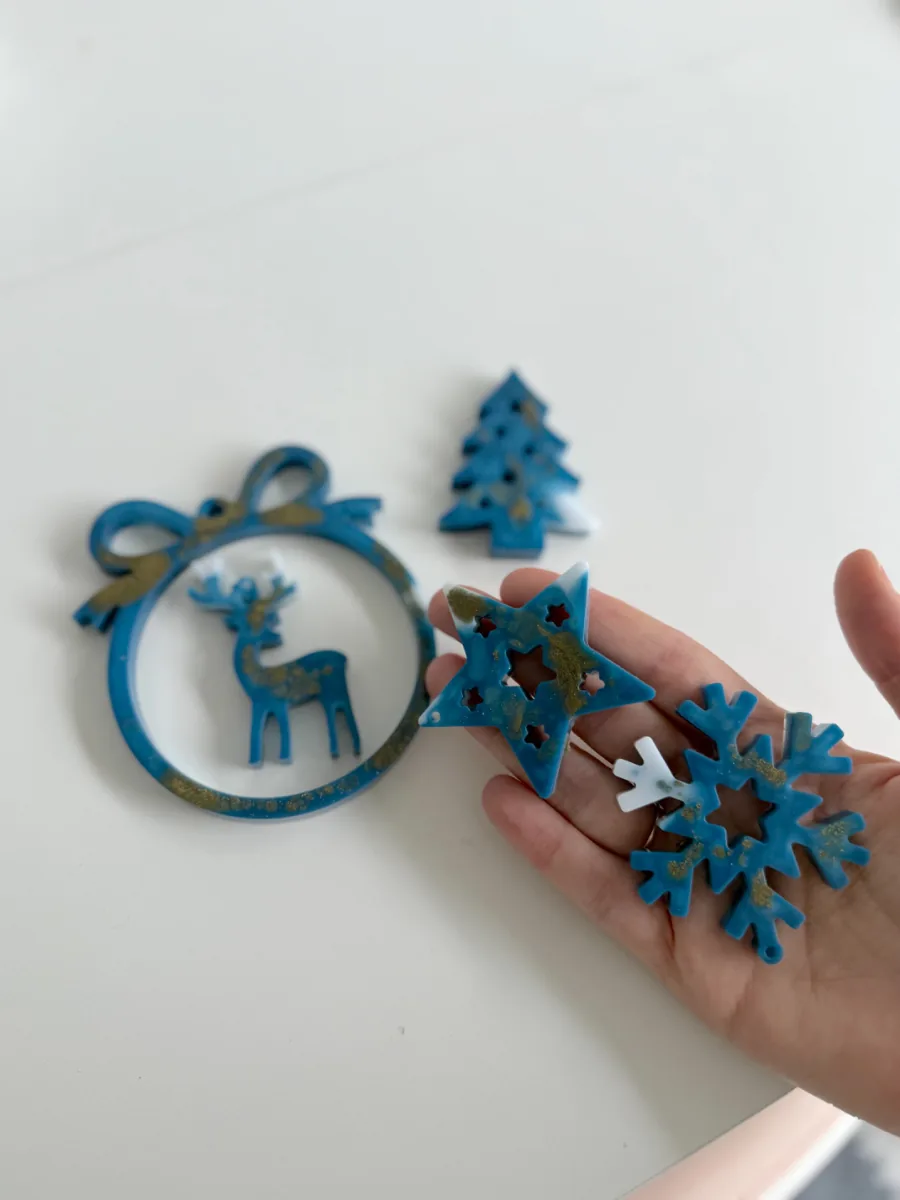 Suspensions de Noël en résine bleu canard : boule à nœud, cerf, sapin et flocon