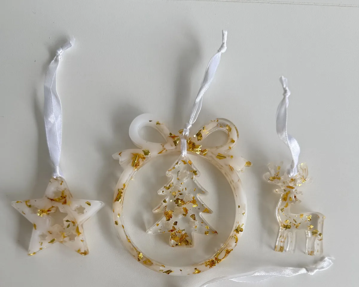 Suspensions de Noël blanches à feuilles d'or : étoile, boule et cerf