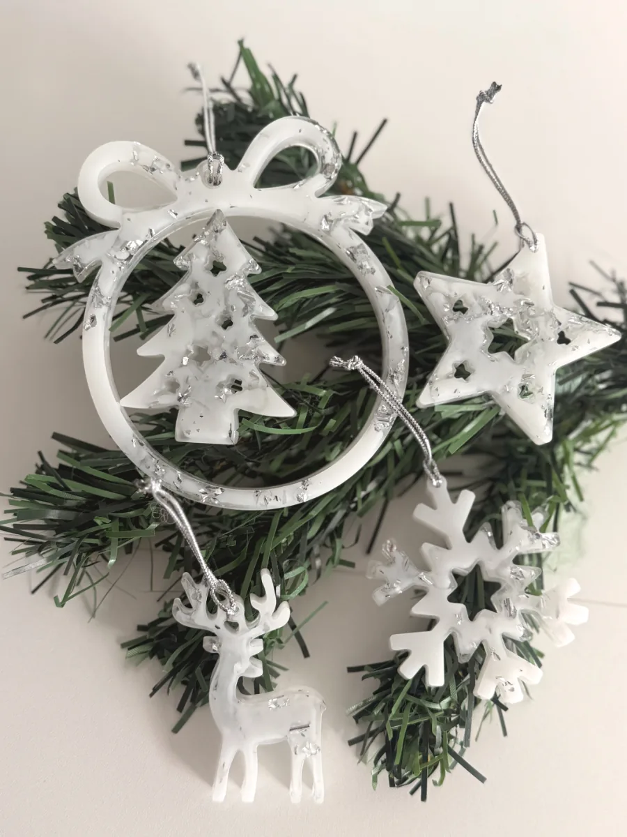 Lot de suspensions de Noël en résine blanche : boule à nœud avec sapin, étoile, flocon et cerf