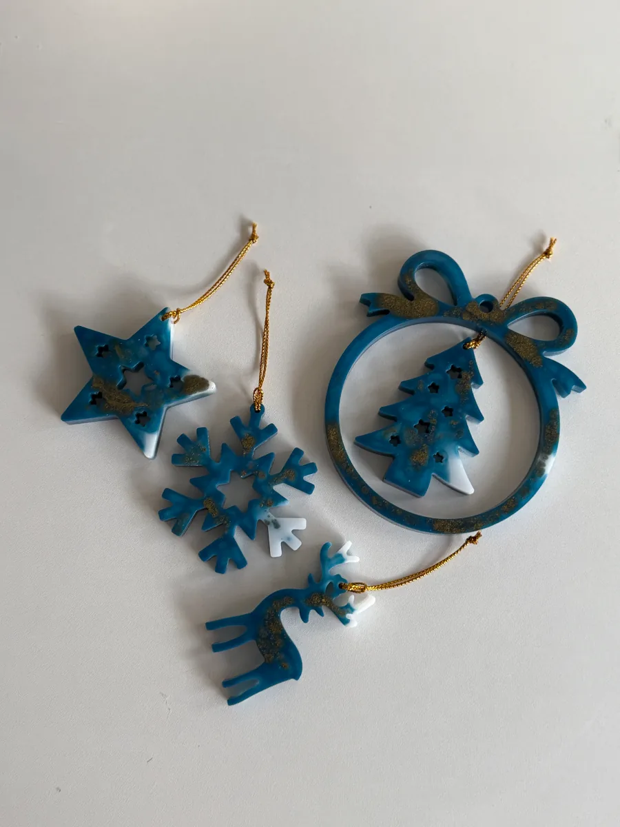 Suspensions de Noël bleu canard et dorées : étoile, flocon, cerf et boule