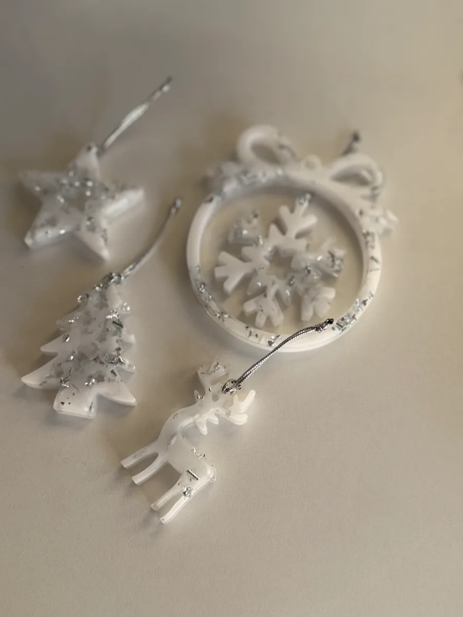 Suspensions de Noël en résine blanche pailletée d'argent
