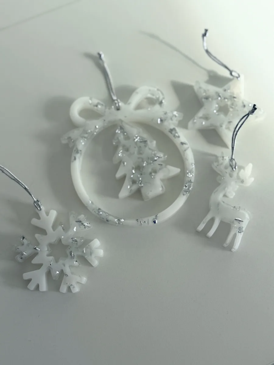 Suspensions de Noël en résine blanche pailletée d'argent : boule, flocon et cerf